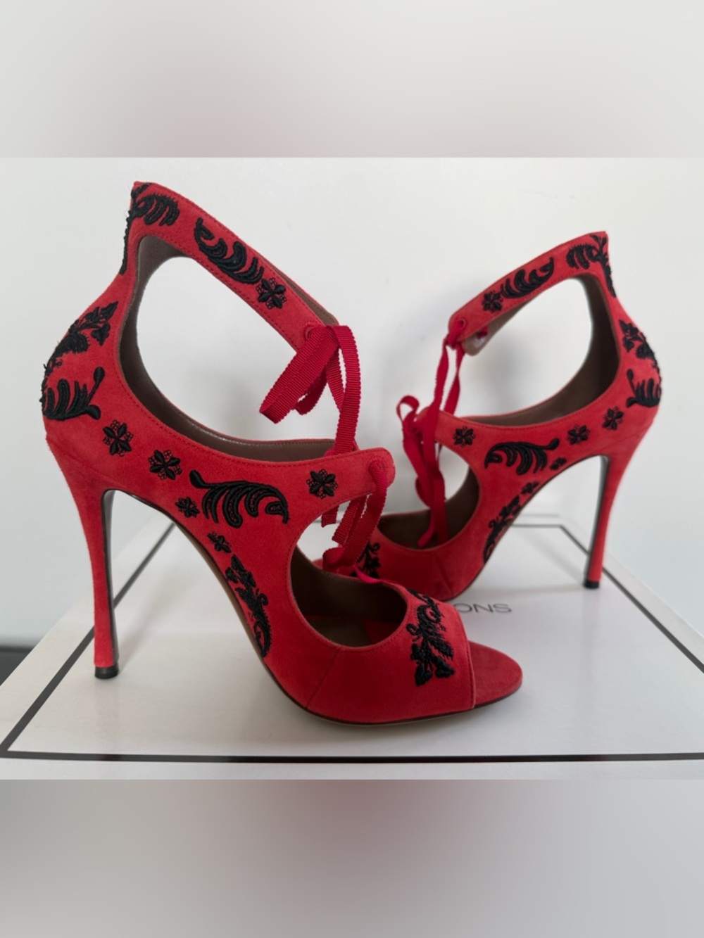 New NIB Tabitha Simons Red suede black Embroidered Lace High stiletto Heels 37 7